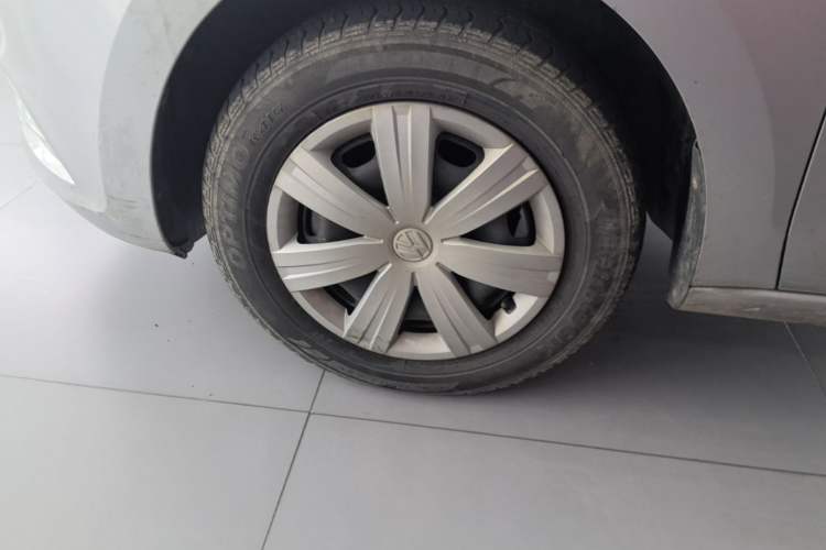 Used Volkswagen Jetta 2015 1.6L Automatic Fashion Model Left Front Wheel Hub