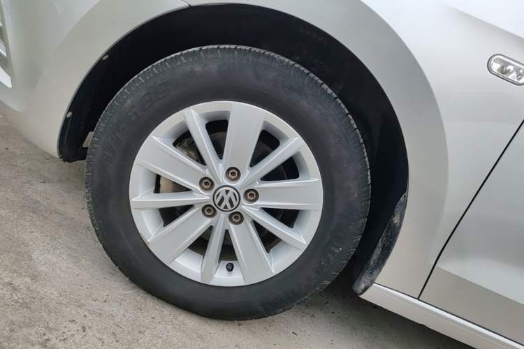 Used Volkswagen Jetta 2015 Zhuihui Edition 1.4L Manual Fashion Model Left Front Wheel Hub