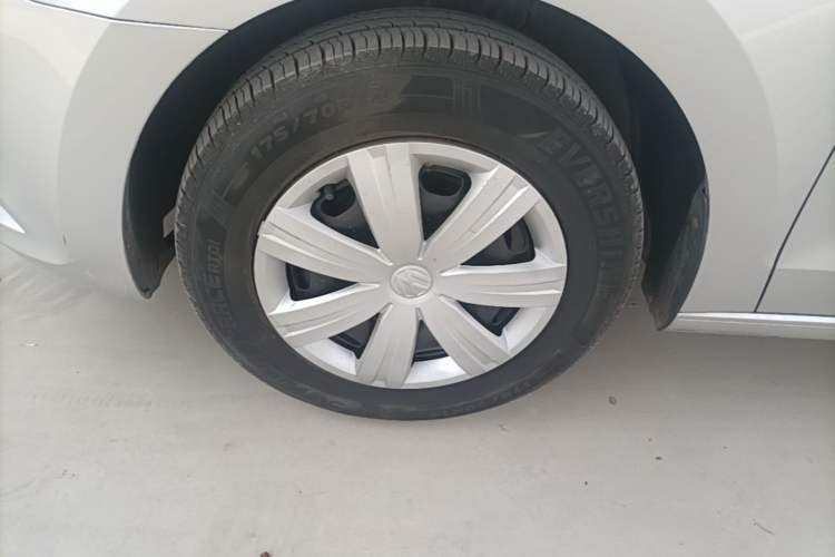 Used Volkswagen Jetta 2015 Value Edition 1.6L Manual Fashionable Style Left Front Wheel Hub