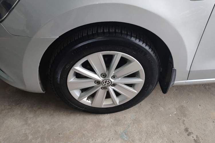 Used Volkswagen Jetta 2015 1.6L Automatic Comfort Model Left Front Wheel Hub