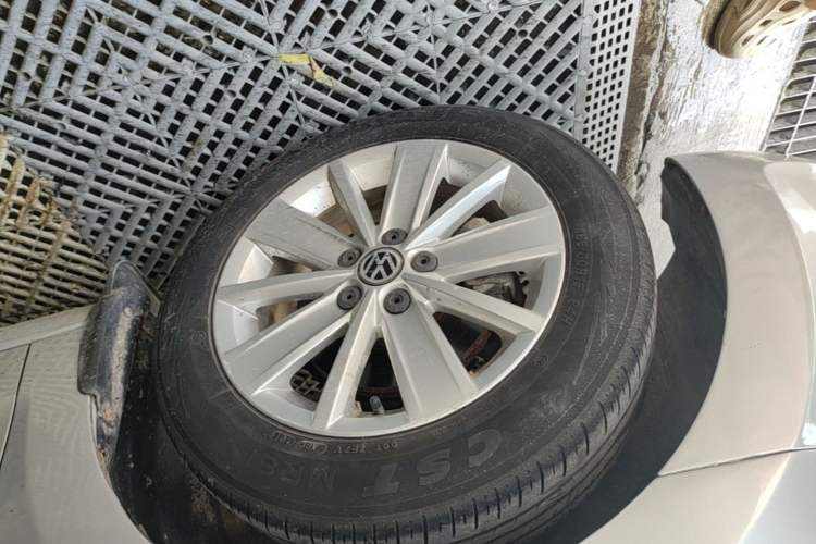 Used Volkswagen Jetta 2015 1.4L Manual Comfort Model Left Front Wheel Hub