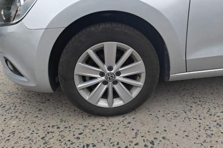 Used Volkswagen Jetta 2015 Zhuihui Edition 1.6L Manual Comfort Model Left Front Wheel Hub