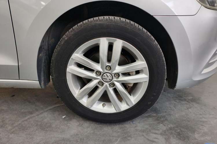 Used Volkswagen Jetta 2015 1.4L Manual Fashion Model Left Front Wheel Hub