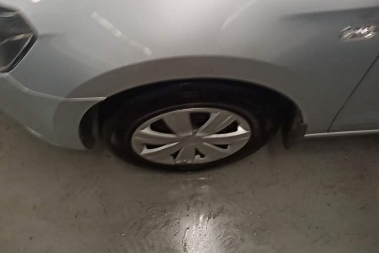Used Volkswagen Jetta 2015 1.6L Manual Fashion Edition Left Front Wheel Hub