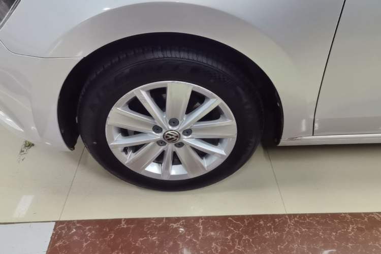 Used Volkswagen Jetta 2015 Value Edition 1.6L Automatic Comfort Version Left Front Wheel Hub