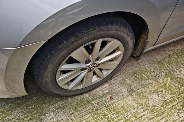 Used Volkswagen Jetta 2015 1.6L Manual Comfort Model Left Front Wheel Hub
