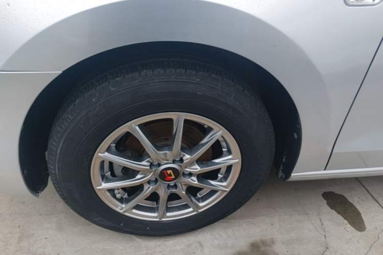 Used Volkswagen Jetta 2015 Value Edition 1.6L Manual Fashionable Style Left Front Wheel Hub