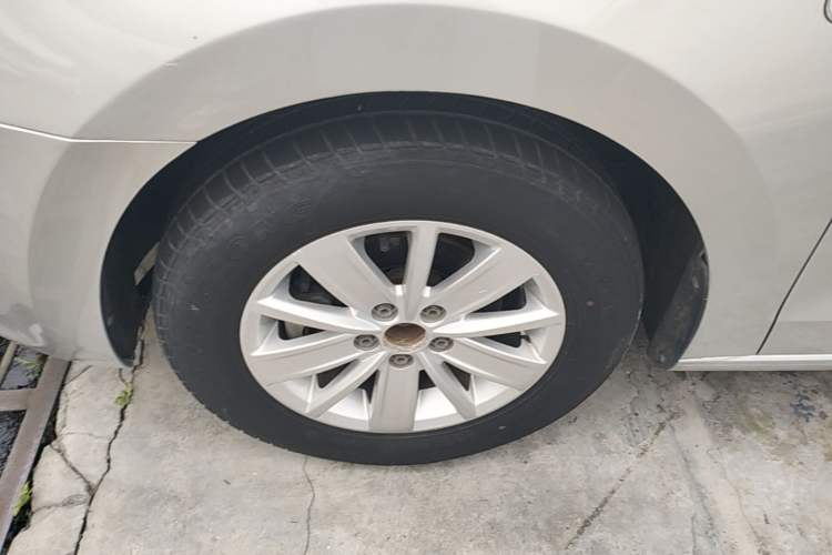 Used Volkswagen Jetta 2015 Value Edition 1.6L Manual Fashionable Style Left Front Wheel Hub