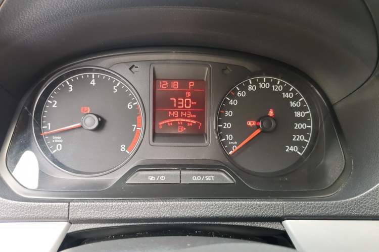 Used Volkswagen Jetta 2015 Value Edition 1.6L Automatic Comfort Version Odometer Close Up