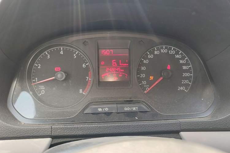 Used Volkswagen Jetta 2015 Zhuihui Edition 1.6L Manual Comfort Model Odometer Close Up