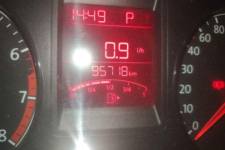 Used Volkswagen Jetta 2015 Value Edition 1.6L Automatic Comfort Version Odometer Close Up