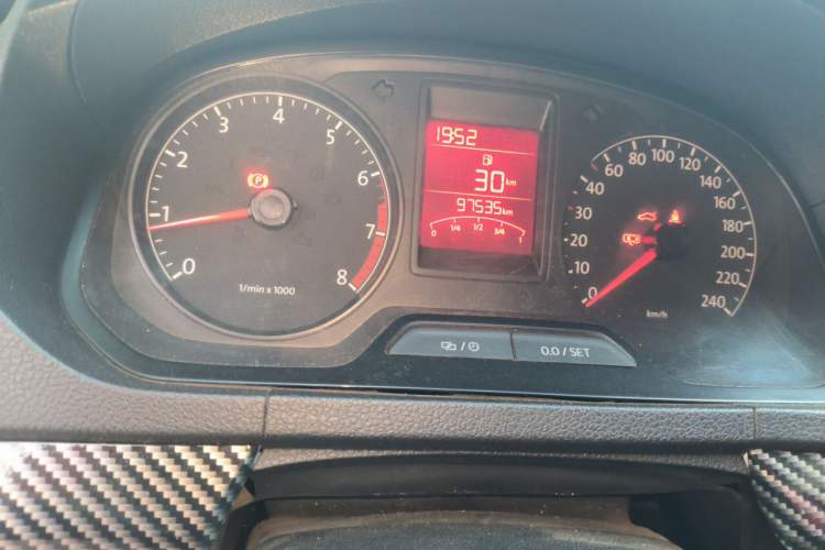 Used Volkswagen Jetta 2015 Zhuihui Edition 1.6L Manual Comfort Model Odometer Close Up