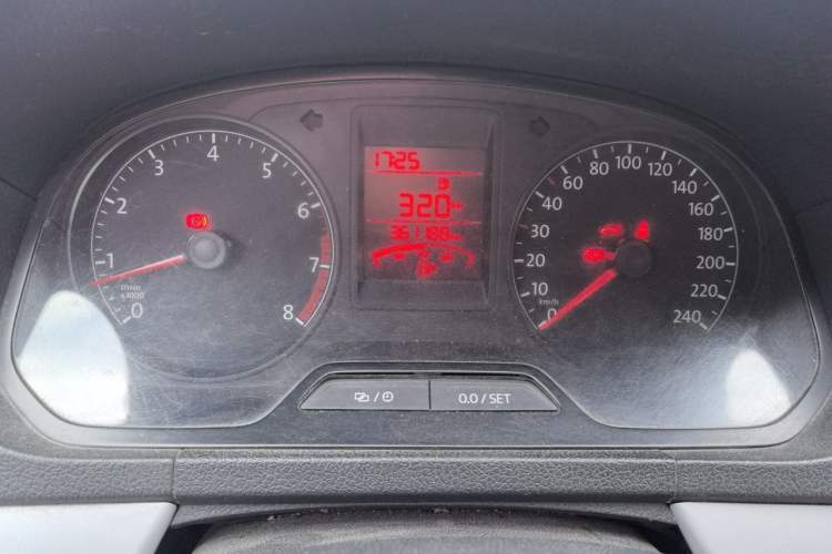 Used Volkswagen Jetta 2015 Zhuihui Edition 1.6L Manual Comfort Model Odometer Close Up