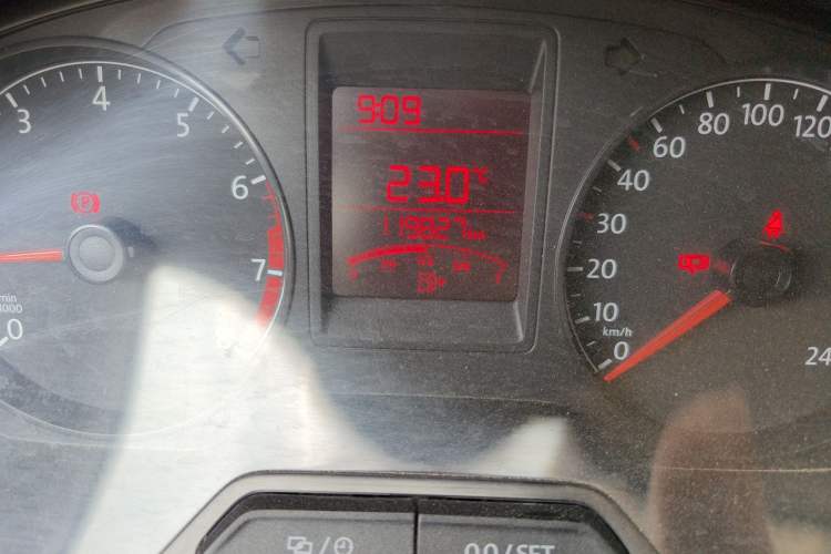 Used Volkswagen Jetta 2015 Zhuihui Edition 1.4L Manual Fashion Model Odometer Close Up