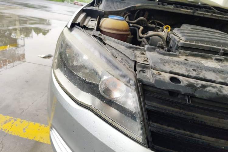 Used Volkswagen Jetta 2015 Value Edition 1.6L Manual Fashionable Style Right Front Headlight