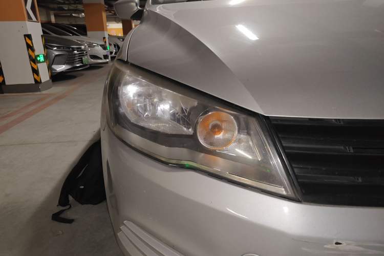 Used Volkswagen Jetta 2015 1.6L Manual Fashion Edition Right Front Headlight