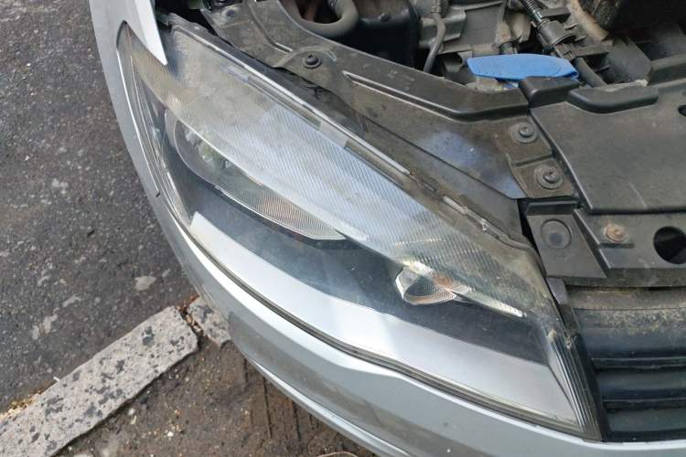 Used Volkswagen Jetta 2015 Value Edition 1.6L Manual Fashionable Style Right Front Headlight