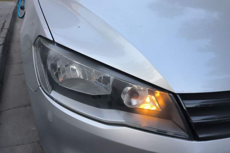 Used Volkswagen Jetta 2015 Value Edition 1.6L Manual Fashionable Style Right Front Headlight