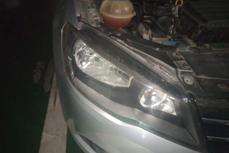 Used Volkswagen Jetta 2015 Value Edition 1.6L Automatic Comfort Version Right Front Headlight