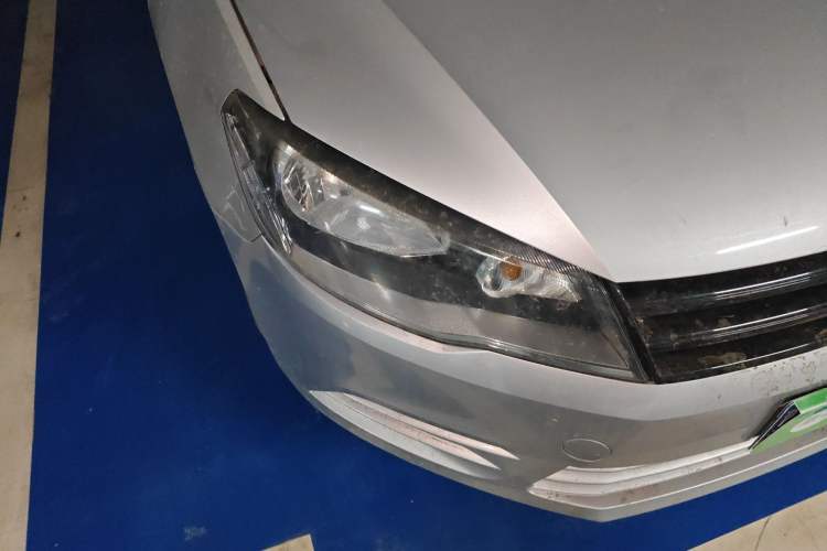 Used Volkswagen Jetta 2015 Value Edition 1.6L Manual Fashionable Style Right Front Headlight