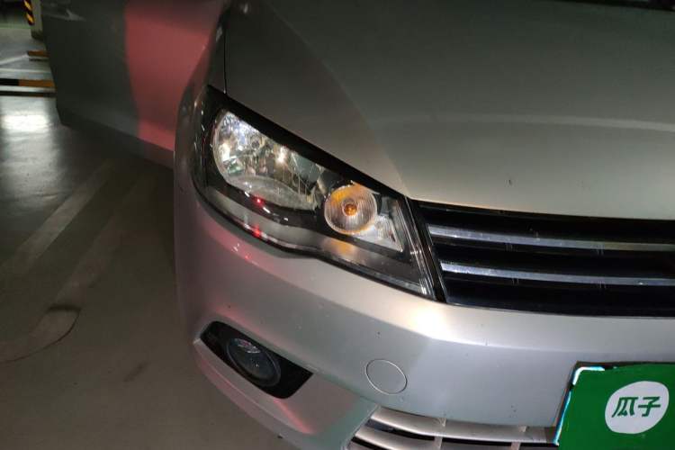 Used Volkswagen Jetta 2015 Value Edition 1.6L Automatic Comfort Version Right Front Headlight