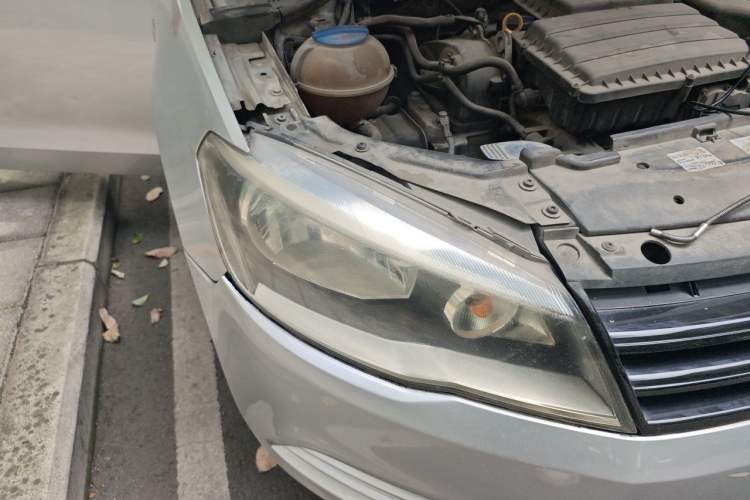 Used Volkswagen Jetta 2015 1.6L Automatic Fashion Model Right Front Headlight