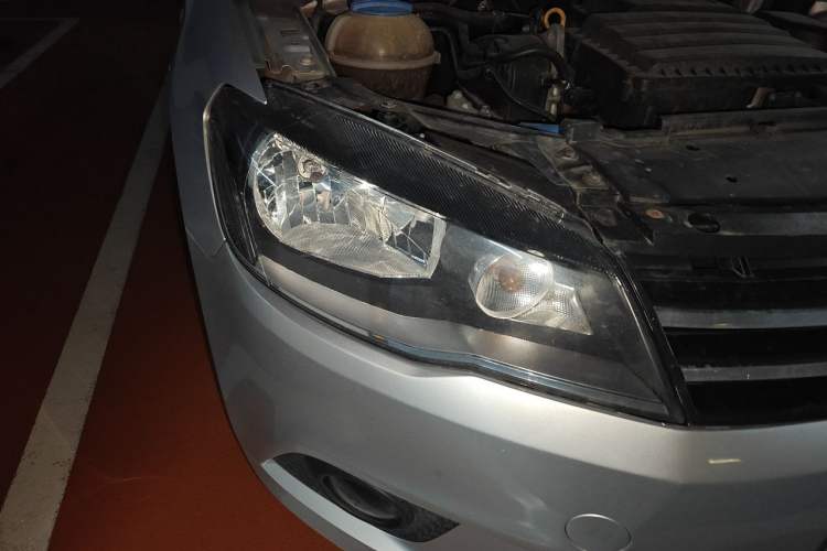 Used Volkswagen Jetta 2015 Value Edition 1.6L Automatic Comfort Version Right Front Headlight