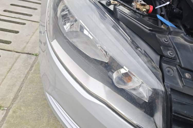Used Volkswagen Jetta 2015 Value Edition 1.6L Manual Fashionable Style Right Front Headlight