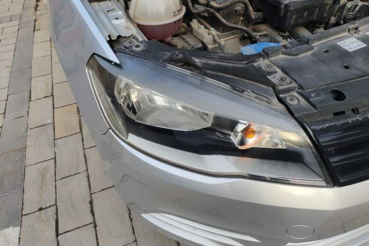 Used Volkswagen Jetta 2015 1.6L Manual Fashion Edition Right Front Headlight