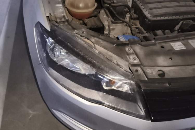 Used Volkswagen Jetta 2015 Value Edition 1.6L Manual Fashionable Style Right Front Headlight