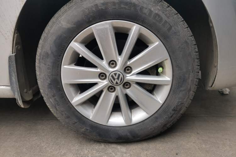 Used Volkswagen Jetta 2015 1.4L Manual Fashion Model Right Front Wheel Hub