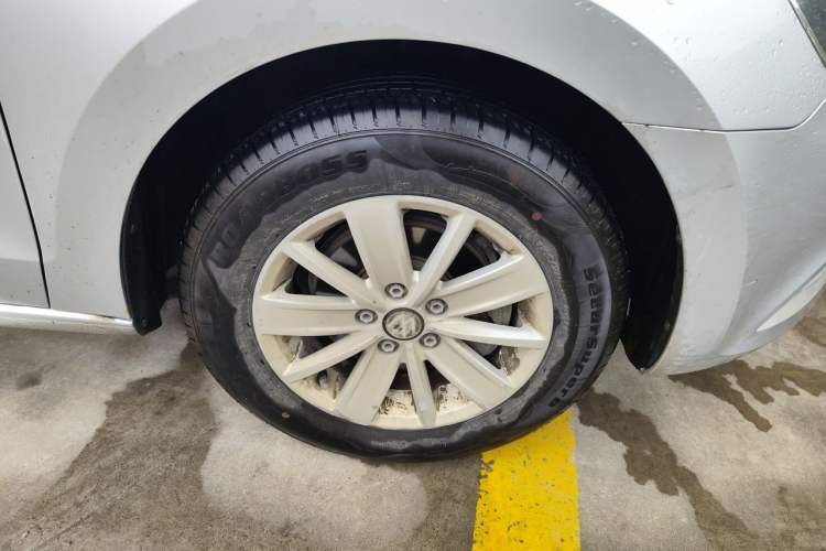 Used Volkswagen Jetta 2015 Value Edition 1.6L Manual Fashionable Style Right Front Wheel Hub