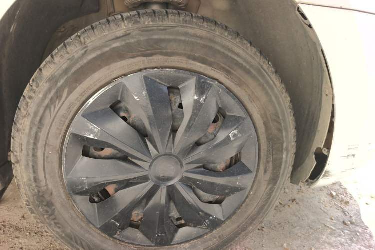 Used Volkswagen Jetta 2015 Value Edition 1.6L Manual Fashionable Style Right Front Wheel Hub