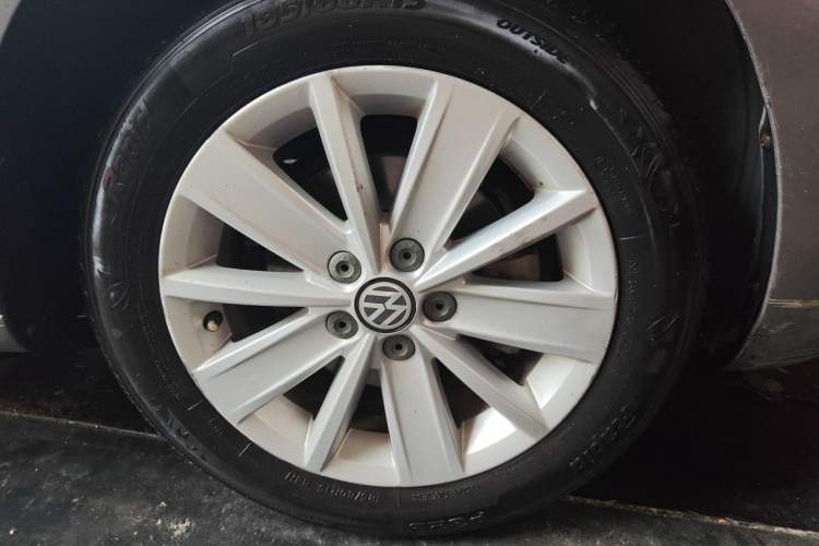 Used Volkswagen Jetta 2015 1.6L Manual Comfort Model Right Front Wheel Hub