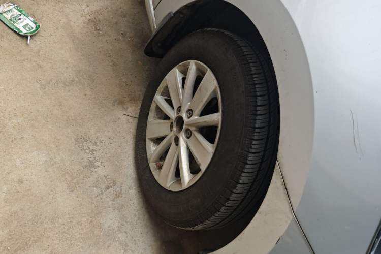 Used Volkswagen Jetta 2015 1.6L Manual Fashion Edition Right Front Wheel Hub