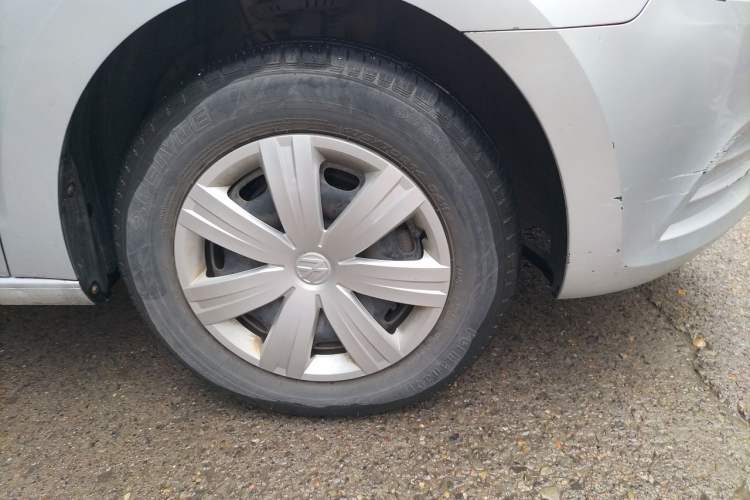 Used Volkswagen Jetta 2015 Value Edition 1.6L Manual Fashionable Style Right Front Wheel Hub