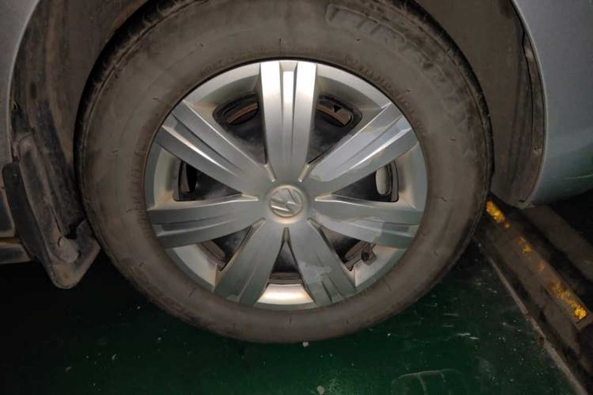 Used Volkswagen Jetta 2015 Value Edition 1.6L Manual Fashionable Style Right Front Wheel Hub