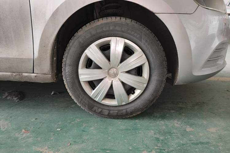Used Volkswagen Jetta 2015 Zhuihui Edition 1.4L Manual Fashion Model Right Front Wheel Hub