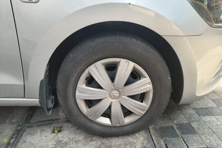 Used Volkswagen Jetta 2015 Value Edition 1.6L Manual Fashionable Style Right Front Wheel Hub