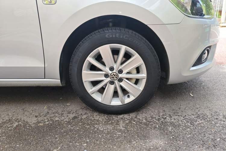 Used Volkswagen Jetta 2015 Value Edition 1.6L Automatic Comfort Version Right Front Wheel Hub