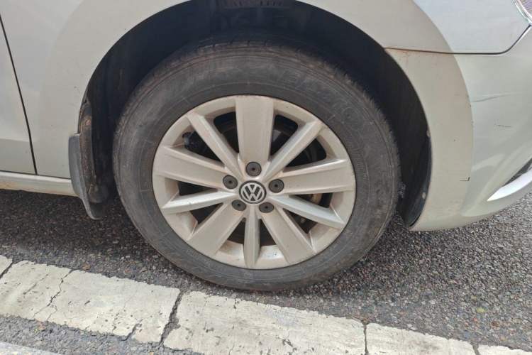 Used Volkswagen Jetta 2015 Zhuihui Edition 1.6L Manual Comfort Model Right Front Wheel Hub