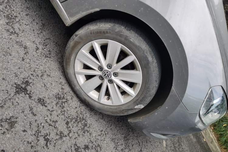 Used Volkswagen Jetta 2015 Zhuihui Edition 1.6L Manual Comfort Model Right Front Wheel Hub