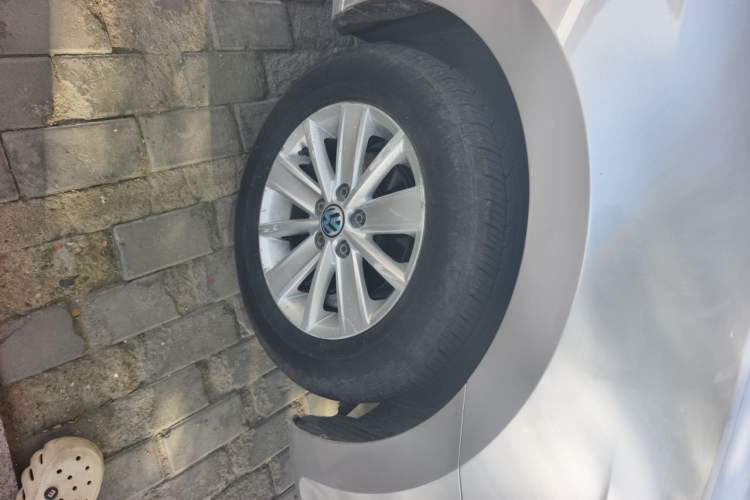 Used Volkswagen Jetta 2015 Zhuihui Edition 1.4L Manual Fashion Model Right Front Wheel Hub