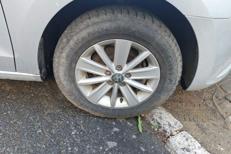 Used Volkswagen Jetta 2015 Value Edition 1.6L Manual Fashionable Style Right Front Wheel Hub