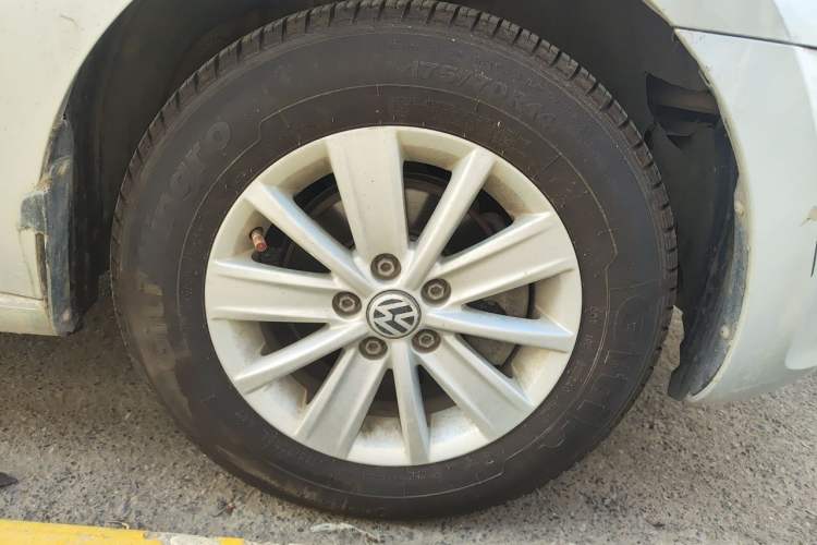 Used Volkswagen Jetta 2015 Value Edition 1.6L Manual Fashionable Style Right Front Wheel Hub