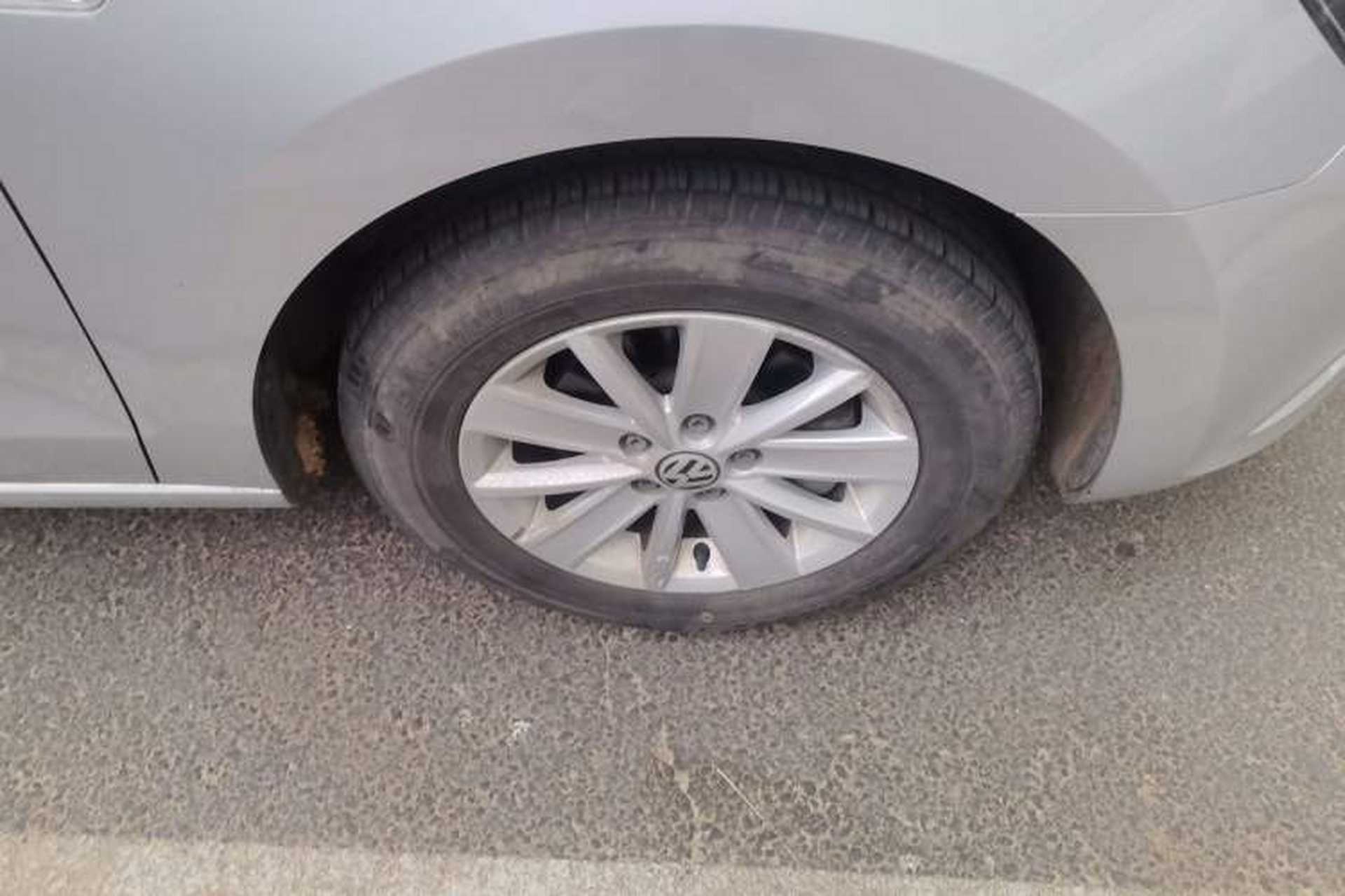 Used Volkswagen Jetta 2015 Zhuihui Edition 1.4L Manual Fashion Model Right Front Wheel Hub