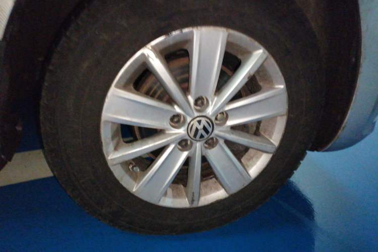 Used Volkswagen Jetta 2015 1.6L Manual Fashion Edition Right Front Wheel Hub