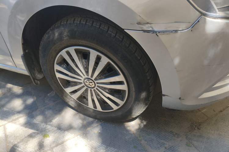 Used Volkswagen Jetta 2015 Value Edition 1.6L Manual Fashionable Style Right Front Wheel Hub