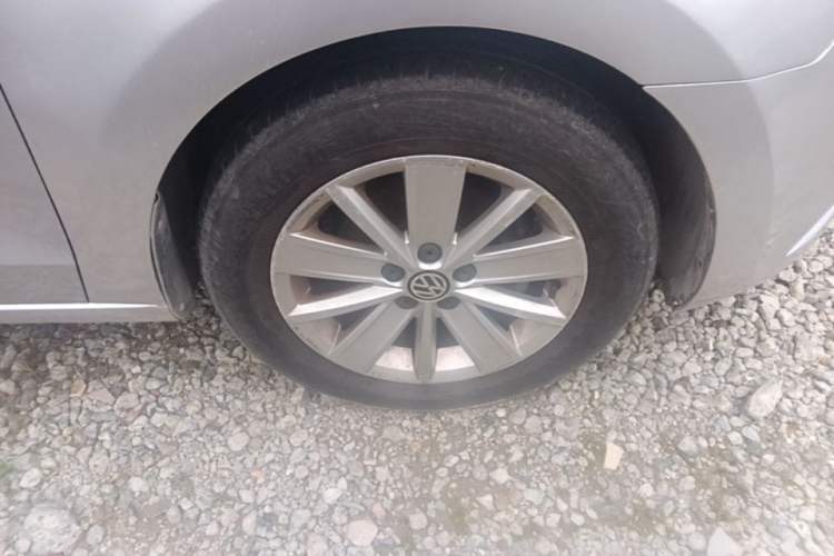 Used Volkswagen Jetta 2015 Value Edition 1.6L Automatic Comfort Version Right Front Wheel Hub