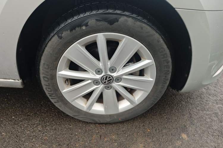 Used Volkswagen Jetta 2015 1.4L Manual Comfort Model Right Front Wheel Hub